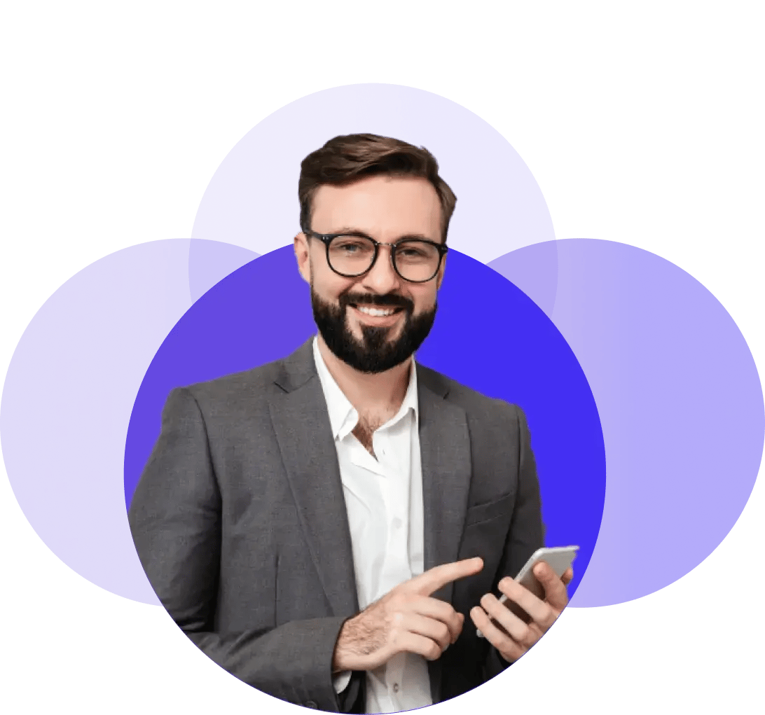 Hombre con gafas y barba sonriendo mientras sostiene un celular, sobre fondo gráfico en tonos púrpura.