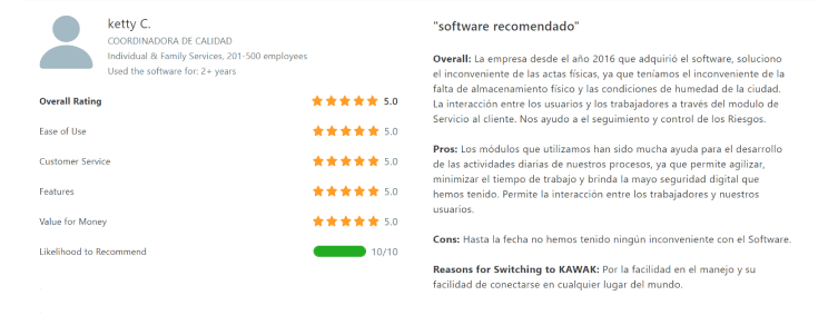 Captura de reseña escrita por Ketty C., Coordinadora de Calidad en el sector de Servicios a Individuos y Familias, con más de dos años de uso del software. Otorga 5 estrellas en todos los aspectos: facilidad de uso, atención al cliente, funciones y relación calidad-precio.