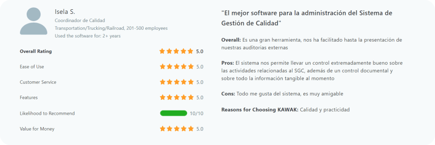 Captura de una reseña escrita por Isela S., Coordinadora de Calidad en el sector Transporte, quien ha usado el software por más de dos años. Otorga una calificación general de 5 estrellas y destaca facilidad de uso, atención al cliente, funciones y alta probabilidad de recomendarlo (10/10).